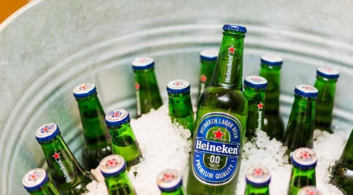 Νέα Heineken με μπλε αυτοκόλλητο